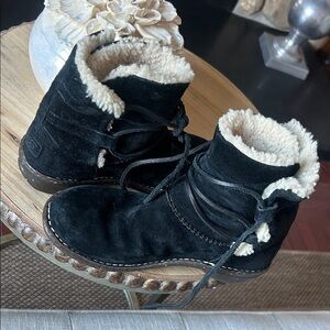 UGG Caspia 3335 Black Leather Lace Up Shearling Ankle Boots Size 7